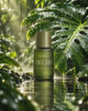 Video: Orchid eau de parfum van Face Facts tussen natte monstera-bladeren in een regenwoud